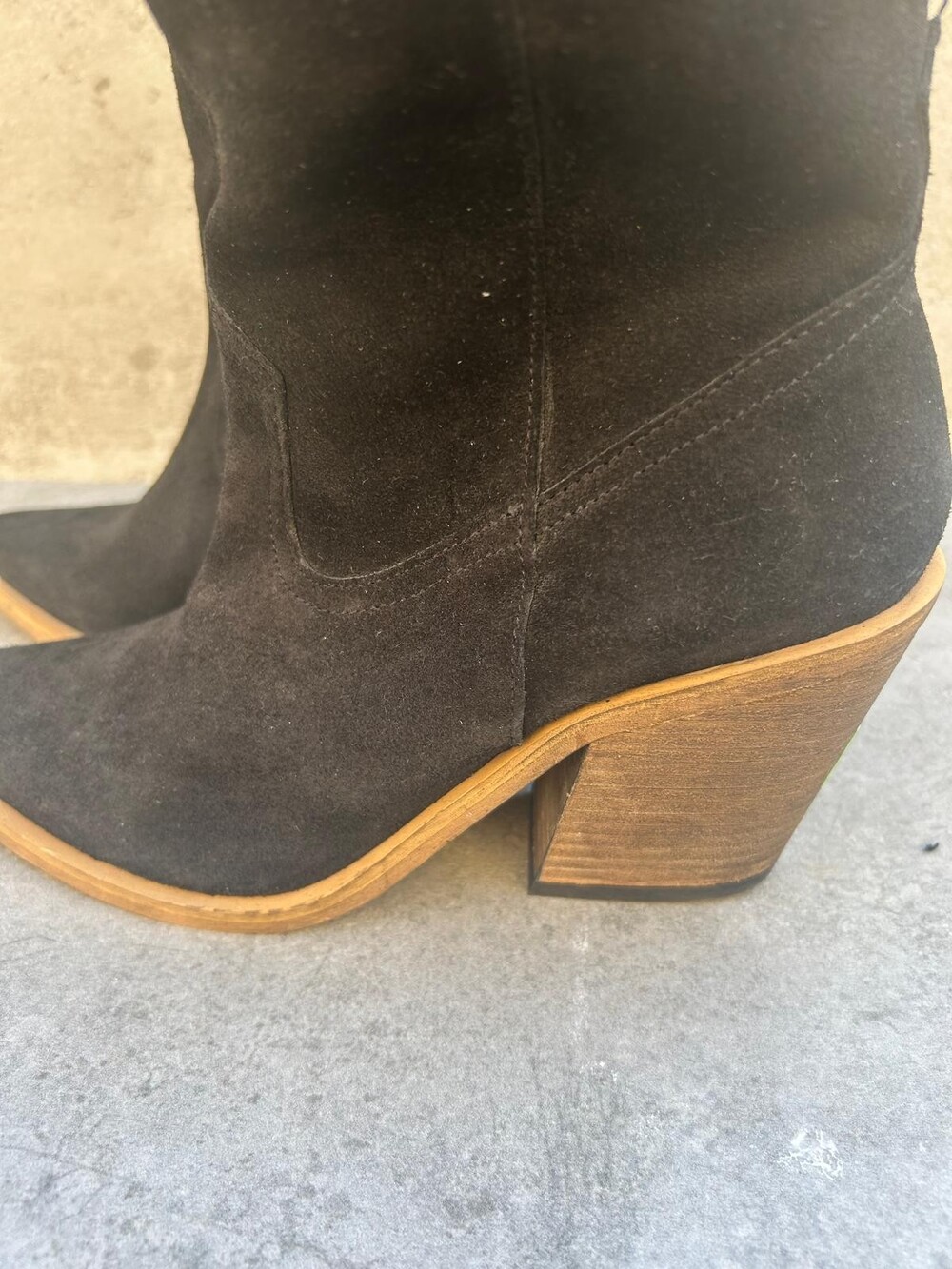 Brand new with tags VERO MODA black suede Western-style knee-high boots. Size 8 - Picture 6 of 6